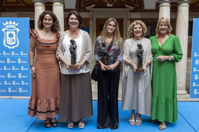 Premiadas en el XXIV Premios Marismas 'Mujeres por la Igualdad', acompañadas de la alcaldesa de Huelva, Pilar Miranda; junto a la concejal de Servicios Sociales, Familias, Vivienda, Empleo y Desarrollo Económico, Adela de Mora.