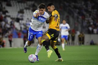 Futbol, Universidad Catolica vs Coquimbo Unido Fecha 4, Liga de Primera 2026. El jugador de Universidad Catolica Diego Corral, izquierda, disputa el balon contra Salvador Cordero de Coquimbo Unido durante un partido de  primera disputado en el estadio