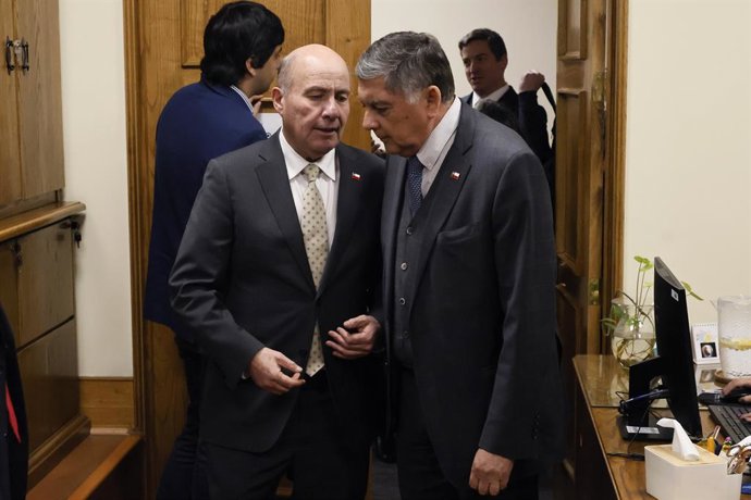 Valparaiso, 17 de junio 2026 El ministro de Hacienda Jorge Quiroz, y el ministro de Interior Claudio Alvarado en la sesión de la Comision de Hacienda en el Senado  Sebastian Cisternas/Aton Chile
