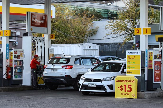 Santiago, 15 de Abril de 2026.  Usuarios cargan combustible en bombas de bencina de la comuna de Providencia previo al nuevo alza que tendrian los combustibles manana jueves 16 de Abril  Diego Martin/Aton Chile
