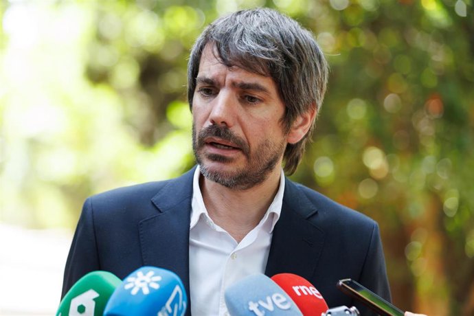 Archivo - El ministro de Cultura, Ernest Urtasun, durante una atención a medios.