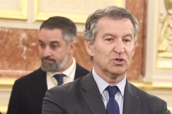 O presidente do Vox, Santiago Abascal (à esquerda), e o presidente do PP, Alberto Núñez Feijóo (à direita), durante a visita do Papa Leão XIV ao Congresso dos Deputados, em 8 de junho de 2026, em Madri (Espanha). Leão XIV é o primeiro papa a proferir um d