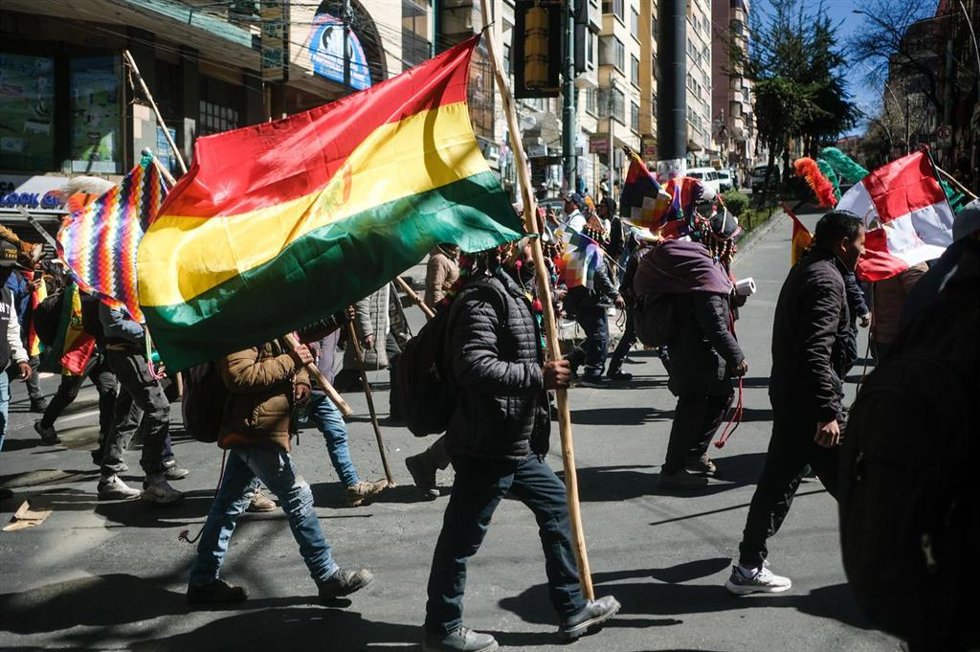 Archivo - Miembros de organizaciones sociales, mineros, grupos indígenas, trabajadores y organizaciones ciudadanas marchan por el centro de La Paz, Bolivia, durante una manifestación antigubernamental