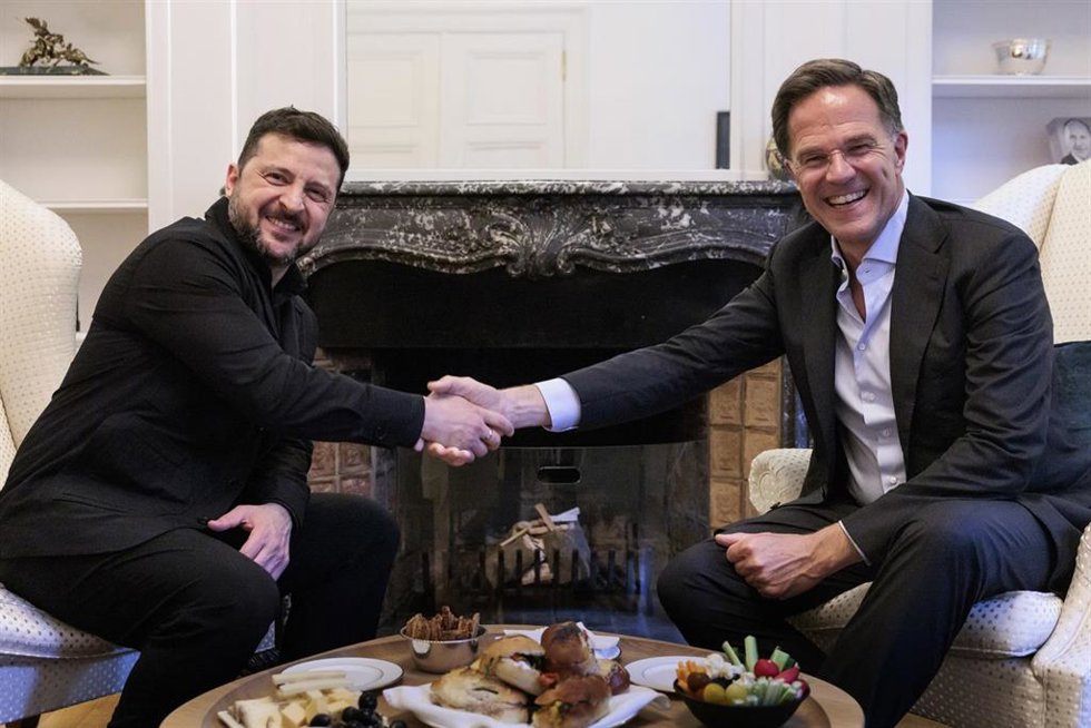 El presidente de Ucrania, Volodimir Zelenski, estrecha la mano del secretario general de la OTAN, Mark Rutte, en una reunión en Bruselas