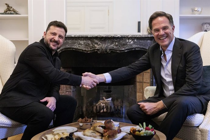 El presidente de Ucrania, Volodimir Zelenski, estrecha la mano del secretario general de la OTAN, Mark Rutte, en una reunión en Bruselas