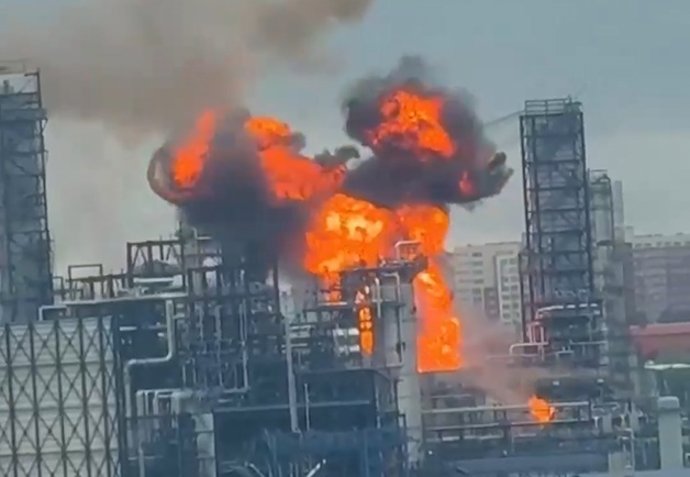 Incendio en una refinería en Moscú tras un "ataque masivo" con drones de Ucrania