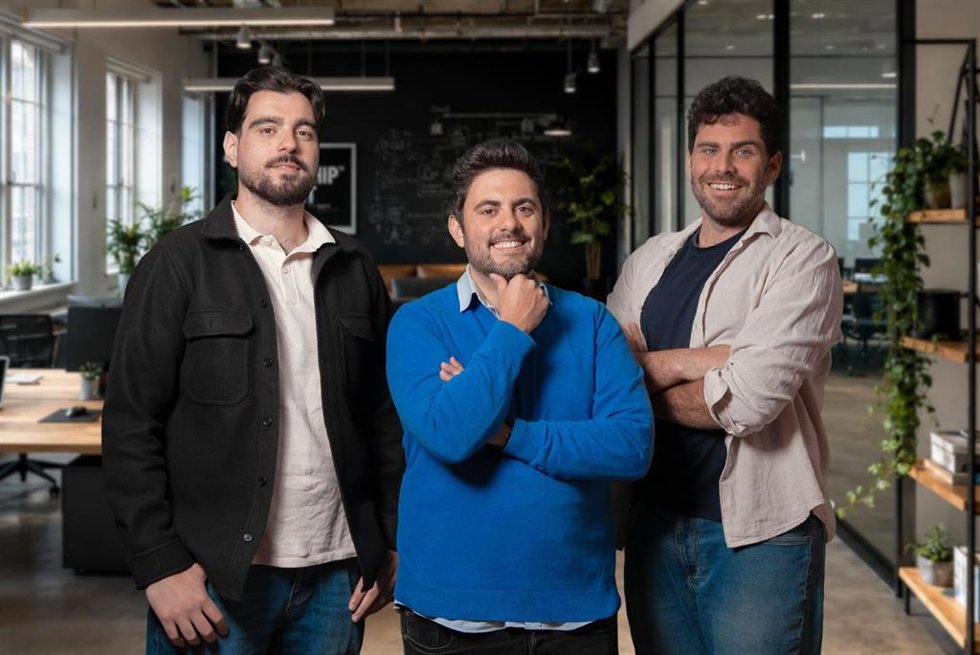 Fundadores de la 'startup' catalana Vixiees, Álex Sánchez (i), Pablo Pascual (centro) y Nil Roda (d).