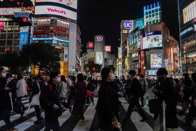 Archivo - Peatones en el cruce de Shibuya, en Tokio.