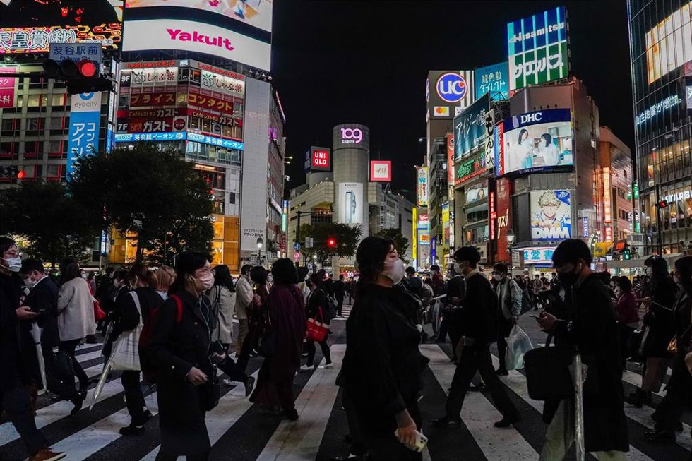 Archivo - Peatones en el cruce de Shibuya, en Tokio.