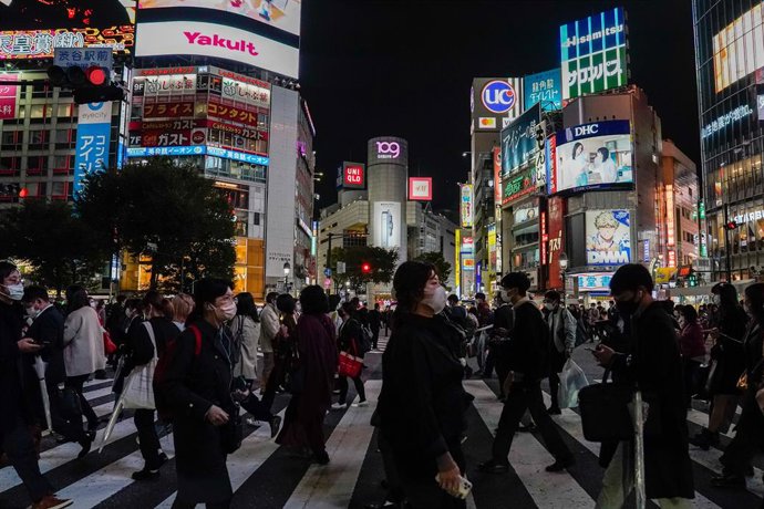 Archivo - Peatones en el cruce de Shibuya, en Tokio.