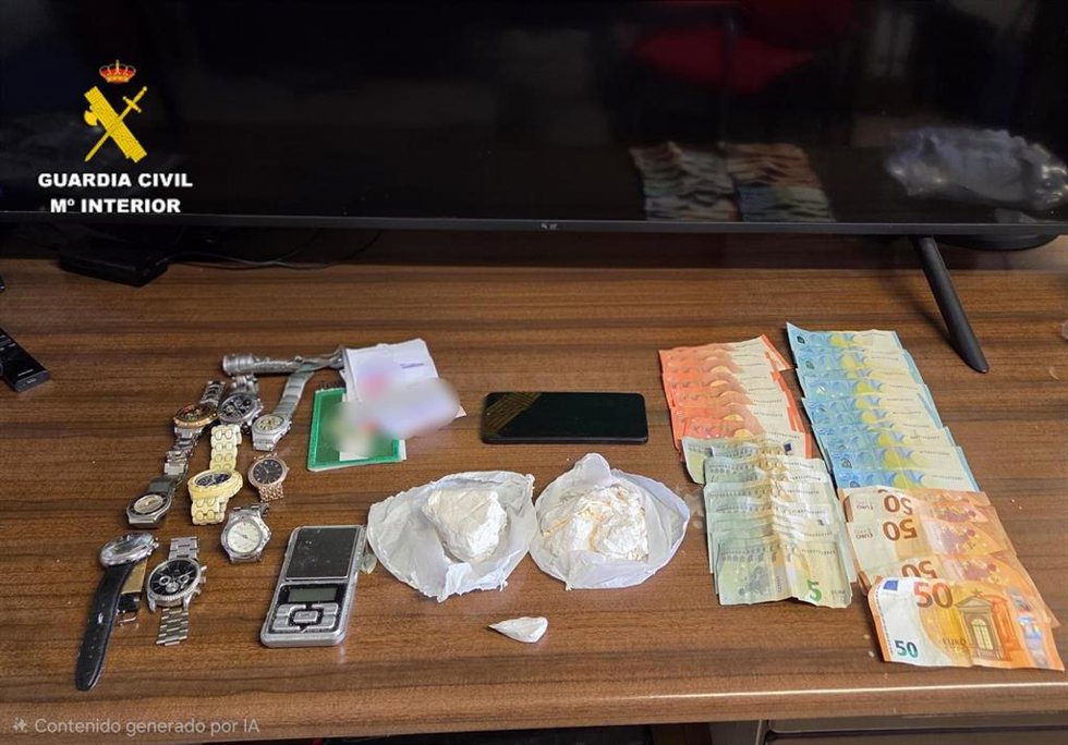 Objetos requisados por la Guardia Civil en el desmantelamiento de un punto de venta de droga en Los Palacios y Villafranca (Sevilla)