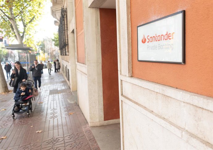 Archivo - Exterior de una oficina bancaria de Santander Private Bank