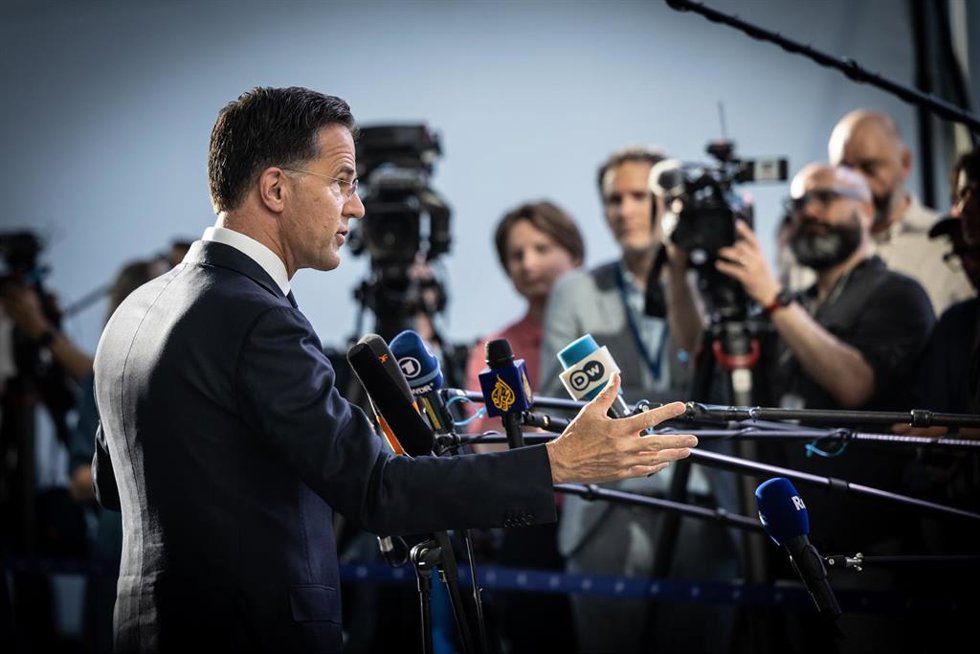 El secretario general de la OTAN, Mark Rutte, ofrece declaraciones a los medios antes de participar en la reunión de ministros de Defensa que tiene lugar este jueves en Bruselas