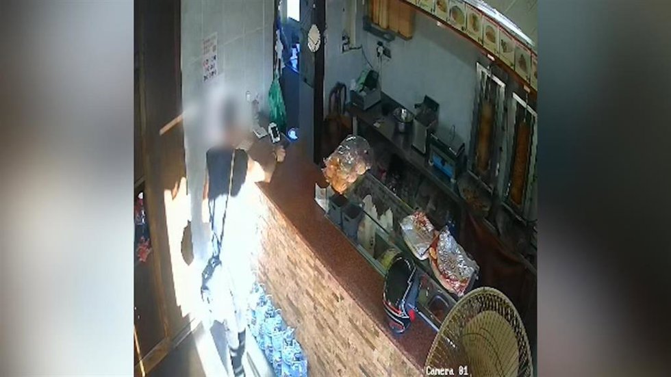 Imagen de la cámara de seguridad del establecimiento de hostelería de Albox (Almería) donde fue sustraído el teléfono móvil.
