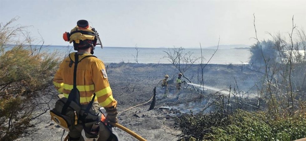 Bomberos trabajando en el incendio frente a la urbanización de San Ginés, en La Azohía (Cartagena)