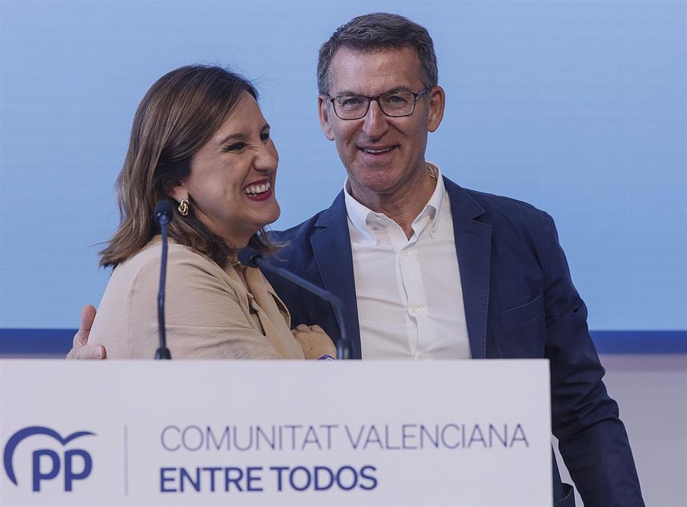 Archivo - El líder del PP, Alberto Núñez Feijóo (d) y la candidata a la Alcaldía de Valencia, Maria José Catalá (i), en una imagen de archivo