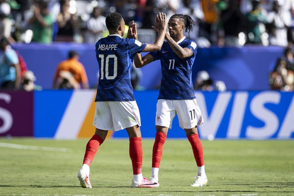 El delantero francés Kylian Mbappé (10) choca las manos con su compañero en la selección Michael Olise, durante el Mundial 2026. 