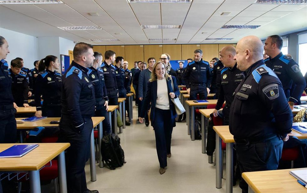 Archivo - Imagen de archivo de la consejera de Presidencia y Seguridad, Isabel Urrutia, en un curso de formación de policías locales