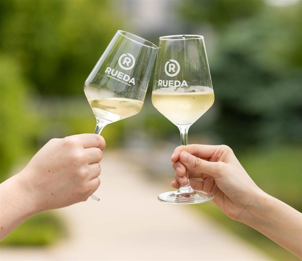 Archivo - Brindis con vino de Rueda. Foto archivo