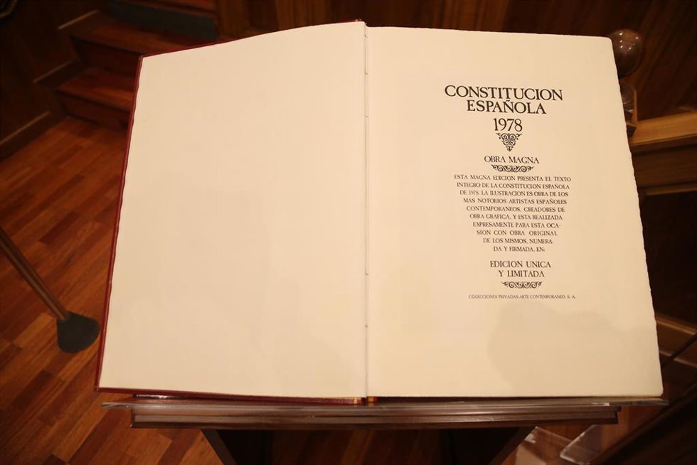 Archivo - Un ejemplar de la Constitución Española, en el salón de plenos de las Cortes de Castilla-La Mancha, a 4 de diciembre de 2021, en Toledo, Castilla-La Mancha (España). La sede de las Cortes de Castilla-La Mancha, situadas en el Convento de San Gil