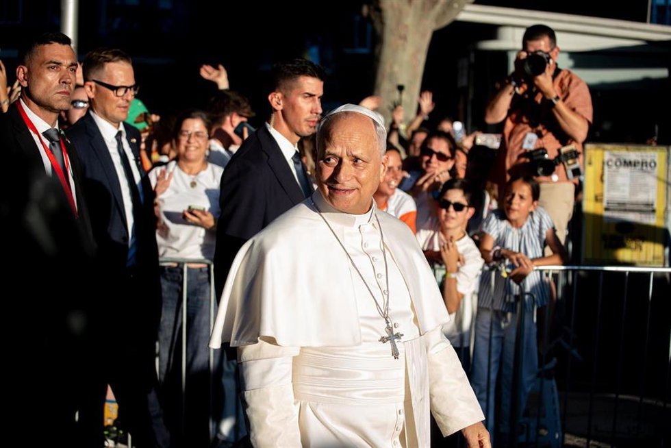 El Papa León XIV durante la vigilia de oración con los jóvenes, en la Plaza de Lima