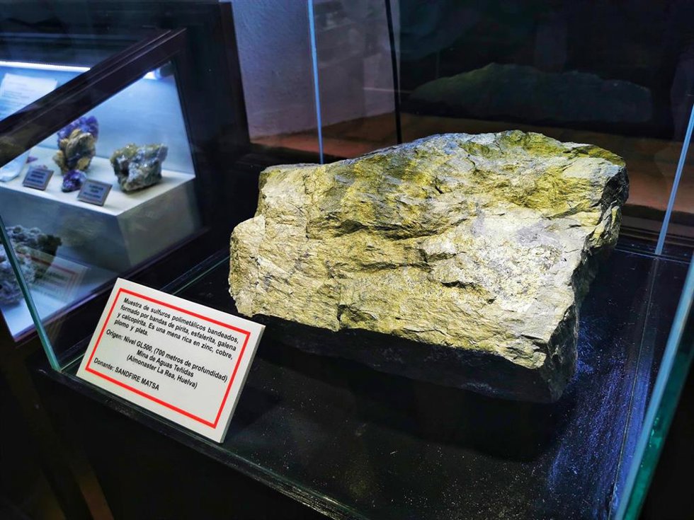 Imagen de una muestra de sulfuros polimetálicos bandeados donada al Museo Minero de Riotinto (Huelva).