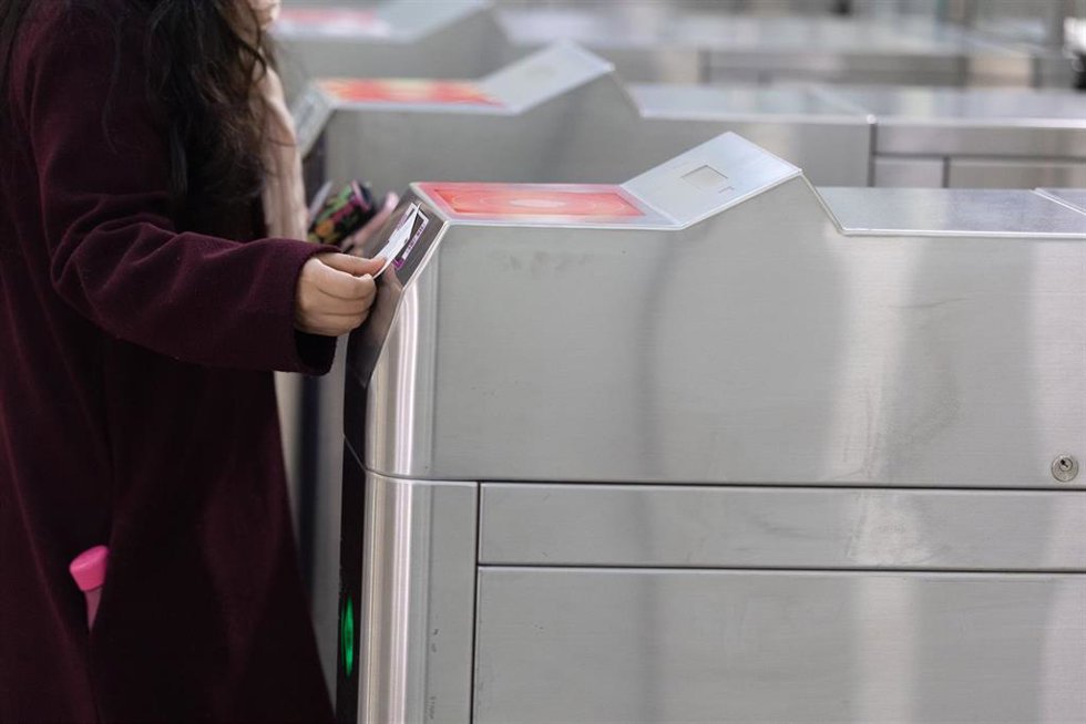 Archivo - Una persona valida su billete en la estación de Chamartín, a 29 de enero de 2025, en Madrid (España). 