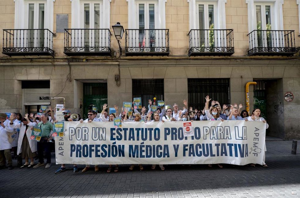 Médicos y facultativos durante una concentración frente a la Consejería de Sanidad de la Comunidad de Madrid
