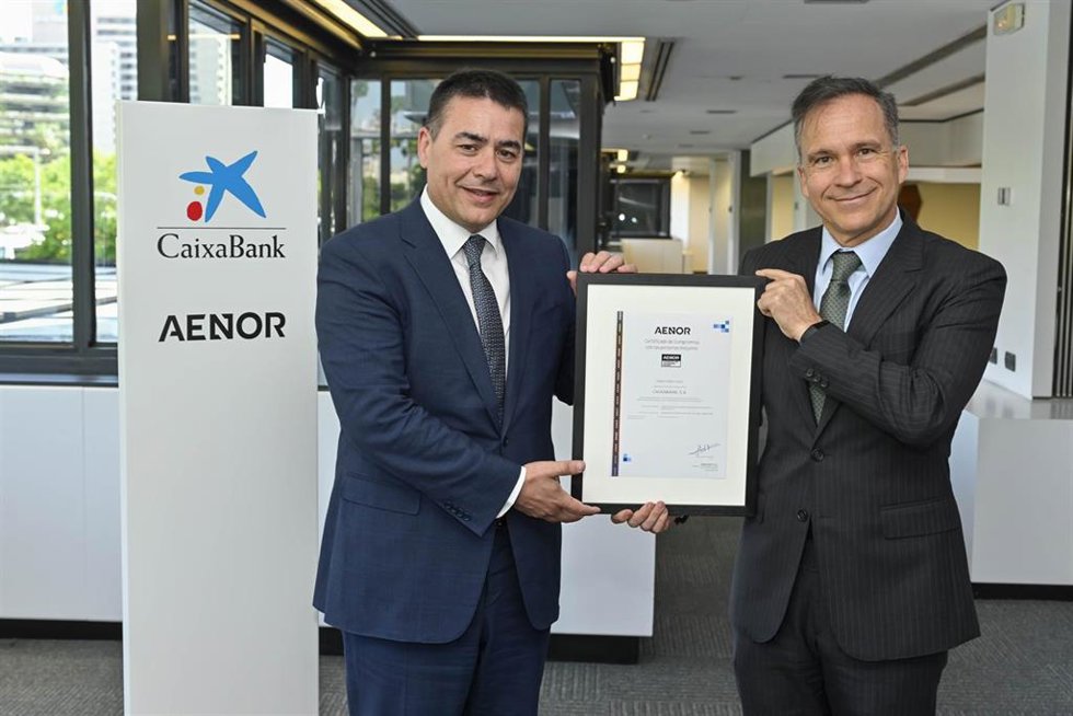 El ceo de Aenor, Rafael García , y el director de Negocio de CaixaBank, y Jordi Mondejar, han participado en el acto de entrega de la certificación