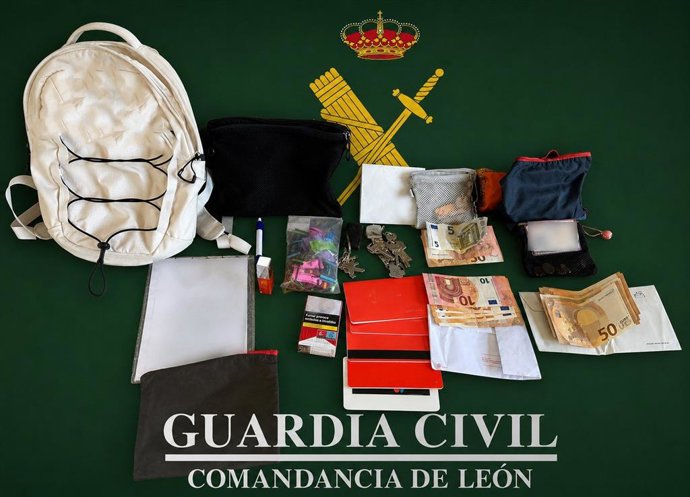 La mochilla hallada con dinero en metálico, cartillas de entidades bancarias, documentación y otros objetos personales que contenía.