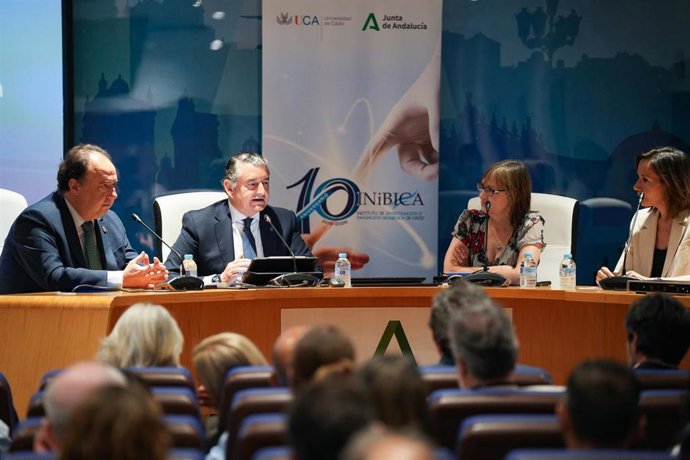 El consejero en funciones de Sanidad, Presidencia y Emergencias, Antonio Sanz, en las instalaciones del Instituto de Investigación e Innovación Biomédica de Cádiz (Inibica).