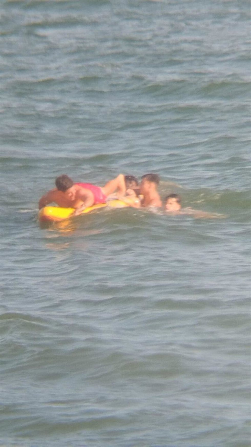 Momento del rescate de los menores.
