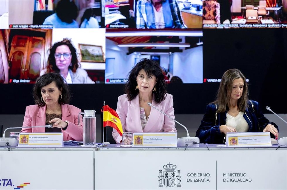 Archivo - La ministra de Igualdad, Ana Redondo (c), acompañada de la secretaria de Estado de Igualdad y para la Erradicación de la Violencia contra las Mujeres, María Guijarro (i), y la delegada del Gobierno contra la Violencia de Género, Carmen Martínez 