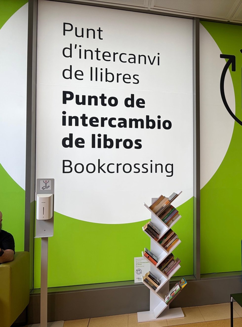 Punto de intercambio de libros en el Aeropuerto de Girona-Costa Brava