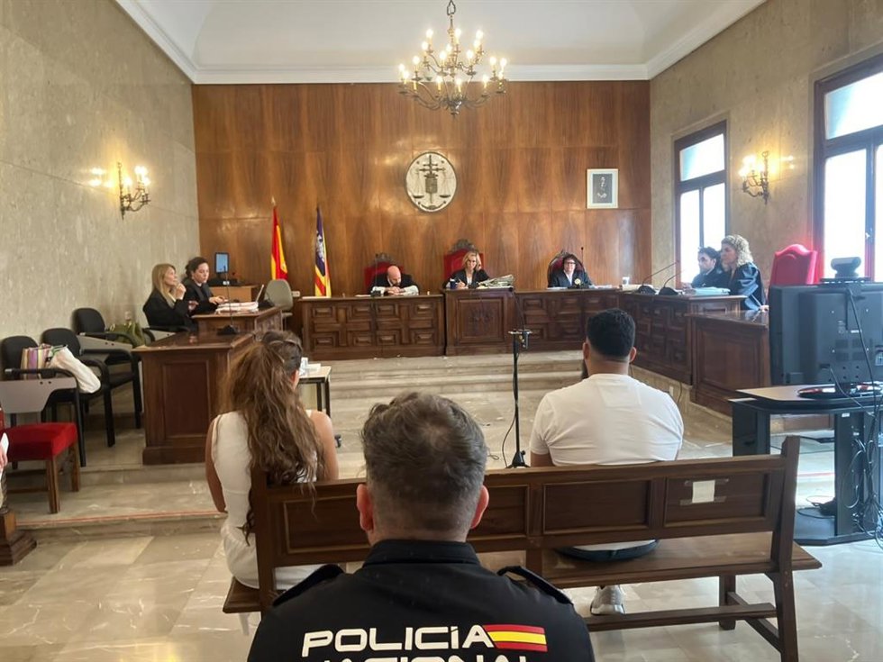 El acusado, de espaldas (d) y junto a una intérprete, este jueves en la Audiencia Provincial de Baleares.