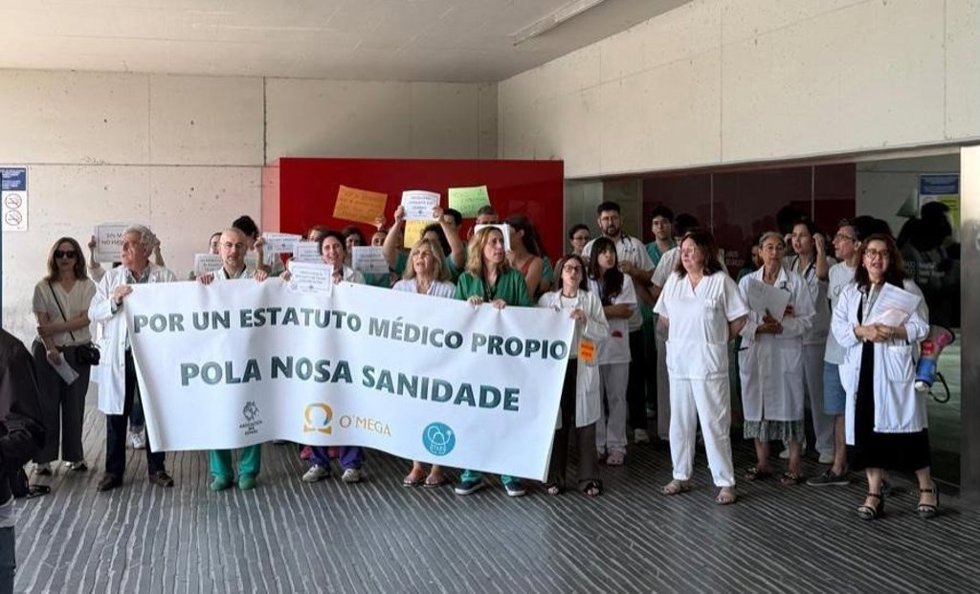 Concentración celebrada este jueves ante el Hospital Universitario Lucus Augusti (HULA) de Lugo con motivo de la huelga contra el Estatuto Marco