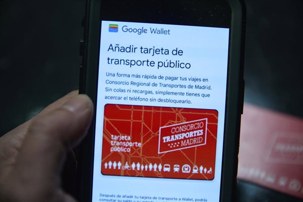 Archivo - Abono digital en un dispositivo móvil, a 27 de enero de 2026, en Madrid (España).