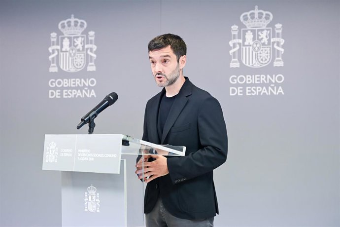 El ministro de Derechos Sociales, Consumo y Agenda 2030, Pablo Bustinduy durante la comparece ante los medios de comunicación (imagen de archivo)
