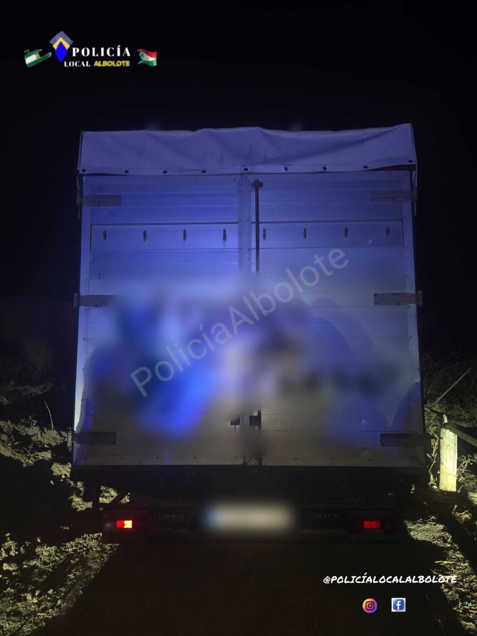 Imagen del vehículo pesado recuperado tras una actuación de la Policía Local de Albolote y la Guardia Civil.
