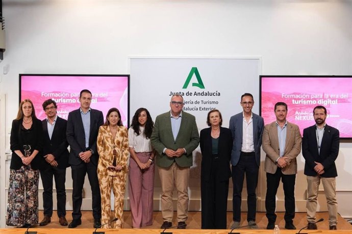 El consejero de Turismo y Andalucía Exterior, Arturo Bernal, en el centro de la imagen, en la presentación en Sevilla de los resultados del programa 'Elevate'.