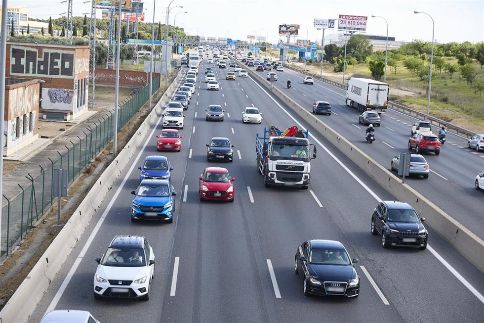 Archivo - Decenas de vehículos durante la operación salida del puente de mayo, en la A-4, a 30 de abril de 2026, en Madrid (España). La DGT estima más de seis millones de desplazamientos de largo recorrido durante el puente de mayo, con alta circulación h