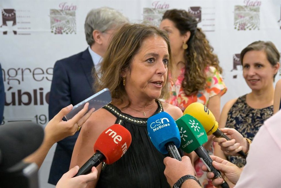 La consejera en funciones de Sostenibilidad y Medio Ambiente, Catalina García, atiende a los periodistas.