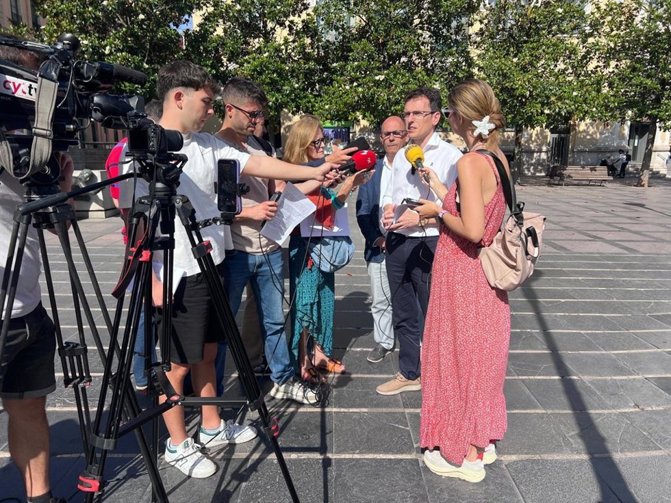 El portavoz del Grupo Municipal Socialista, Pedro Herrero, atiende a los medios de comunicación sobre la ZBE.