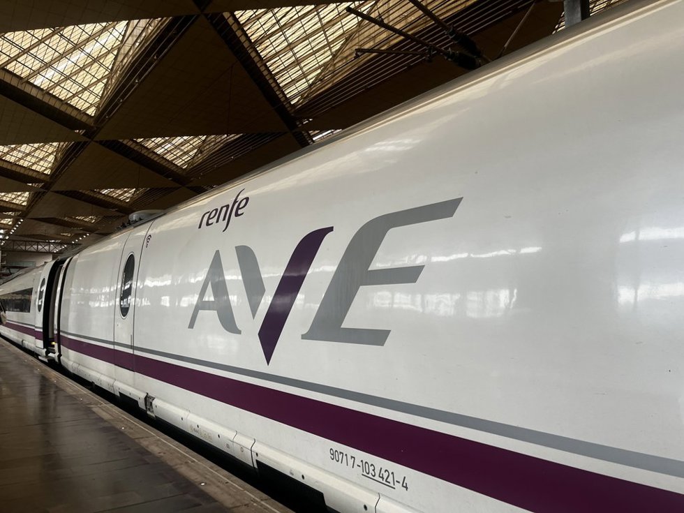 Un tren AVE parado en la estación de Delicias de Zaragoza.