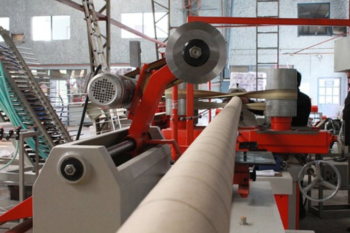 Taller con maquinaria de papel y cartón
