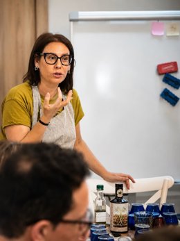 Mercedes Uceda impartiendo una cata