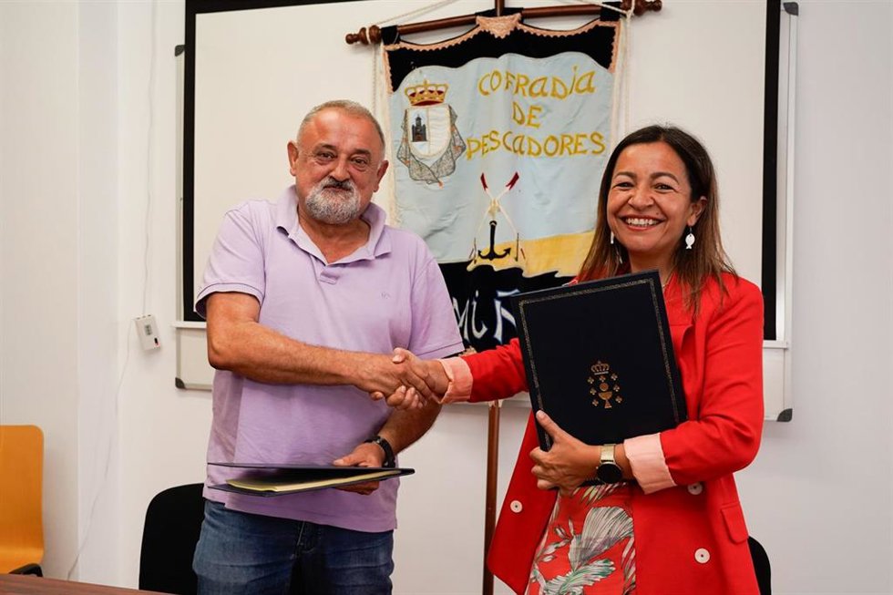 La conselleira do Mar, Marta Villaverde, y la cofradía de pescadores de Miño firman un convenio de colaboración.