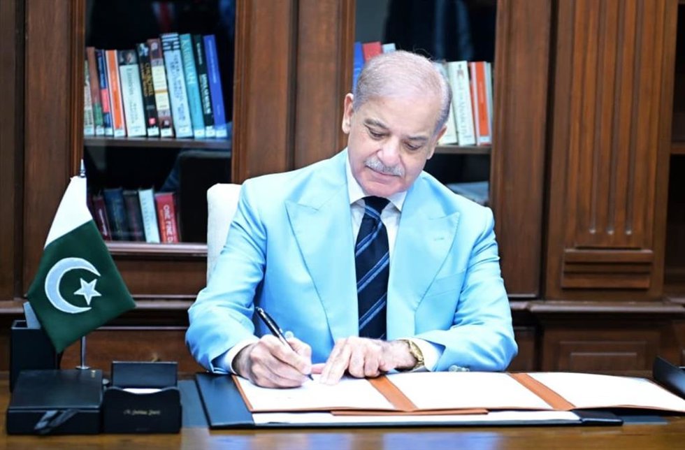 El primer ministro de Pakistán, Shehbaz Sharif, firma el acuerdo preliminar entre EEUU e Irán.