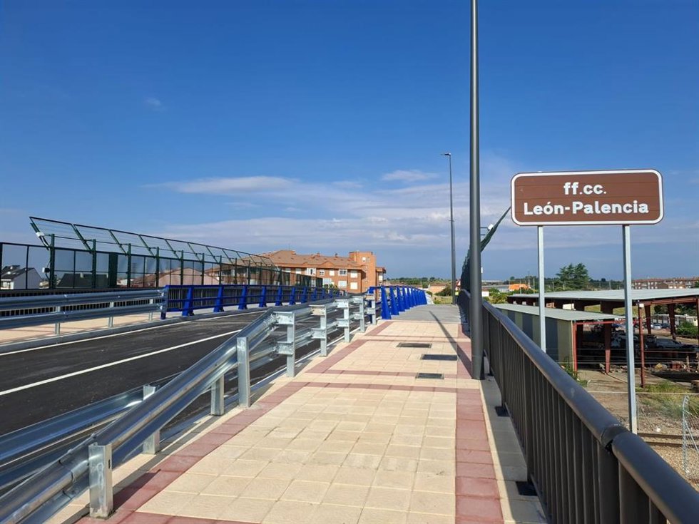 El nuevo paso superior de Trobajo del Cerecedo (León), que se ha puesto en servicio este jueves.