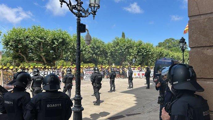 Concentració de membres funcionaris dels Bombers de la Generalitat